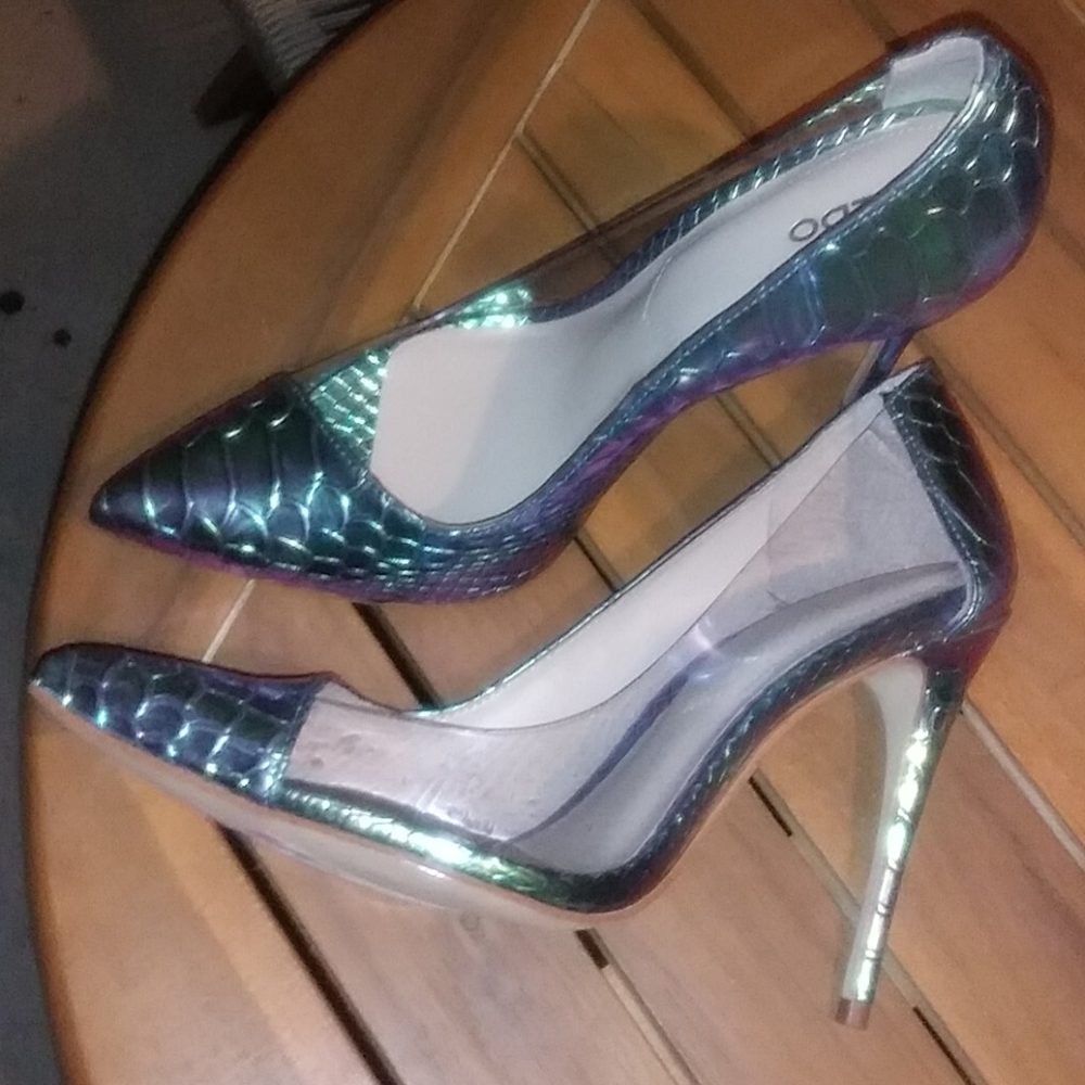 High-heeled Pumps.